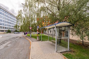 Zastávka autobusu - Pronájem bytu 2+kk v osobním vlastnictví 51 m², Kladno