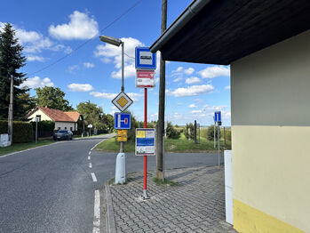 Autobusová zastávka - Prodej pozemku 918 m², Vrátkov