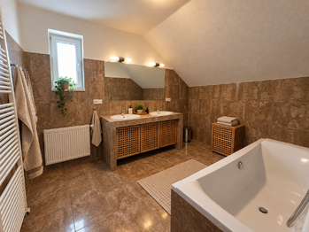 koupelna 2.NP - Prodej domu 304 m², Srubec