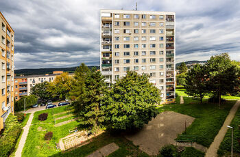 Výhled z ložnice - Prodej bytu 3+1 v osobním vlastnictví 76 m², Ústí nad Labem