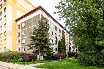 Pohled na dům - Prodej bytu 3+1 v osobním vlastnictví 76 m², Ústí nad Labem