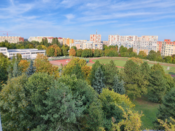výhled z okna - Prodej bytu 3+kk v osobním vlastnictví 68 m², Praha 10 - Petrovice