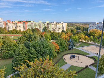 výhled z balkonu - Prodej bytu 3+kk v osobním vlastnictví 68 m², Praha 10 - Petrovice