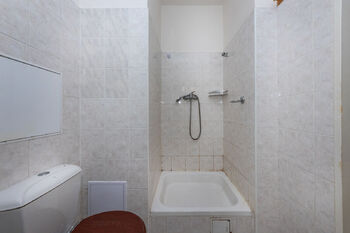 Koupelna se sprchovým koutem - Prodej bytu 2+kk v osobním vlastnictví 42 m², Praha 9 - Kyje