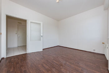 Aktuální stav - Ložnice - Prodej bytu 2+kk v osobním vlastnictví 42 m², Praha 9 - Kyje