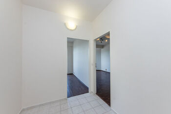 Předsíň - Prodej bytu 2+kk v osobním vlastnictví 42 m², Praha 9 - Kyje