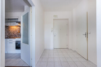 Vstup do bytu - Prodej bytu 2+kk v osobním vlastnictví 42 m², Praha 9 - Kyje