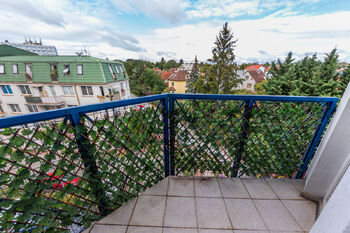 Balkon se vstupy do obou místností - Prodej bytu 2+kk v osobním vlastnictví 42 m², Praha 9 - Kyje