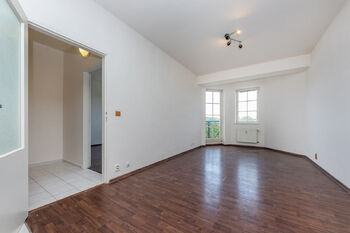 Aktuální stav - Obývací pokoj - Prodej bytu 2+kk v osobním vlastnictví 42 m², Praha 9 - Kyje