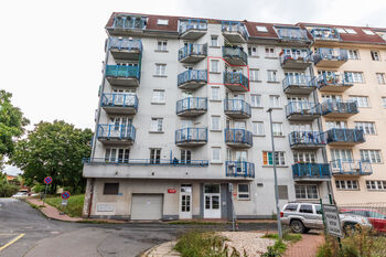 Pohled na dům - Prodej bytu 2+kk v osobním vlastnictví 42 m², Praha 9 - Kyje