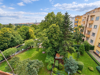 výhled z ložnice - Pronájem bytu 2+1 v osobním vlastnictví 40 m², Praha 4 - Nusle