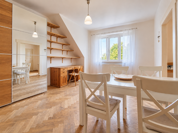 obývací pokoj s jídelním koutem - Pronájem bytu 2+1 v osobním vlastnictví 40 m², Praha 4 - Nusle 