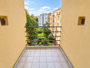 balkon v mezipatře - Pronájem bytu 2+1 v osobním vlastnictví 40 m², Praha 4 - Nusle