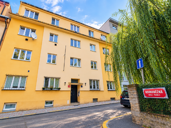 pohled na dům  - Pronájem bytu 2+1 v osobním vlastnictví 40 m², Praha 4 - Nusle
