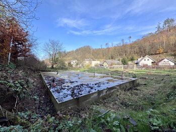Základová deska - Prodej pozemku 1071 m², Biskupice
