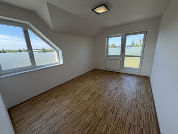 Prodej bytu 3+kk v osobním vlastnictví 74 m², Šestajovice