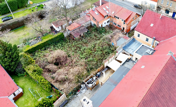 Pozemek za domem je zarostlý, ale zahrada, která poskytuje dostatek soukromí, zeleně i prostoru pro odpočinek, rodinu nebo další stavební či zahradní úpravy je více něž dostačující - Prodej domu 244 m², Praha 8 - Ďáblice