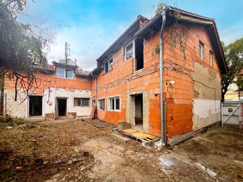 Na adrese Ďáblická 18, Praha 8 se nachází rodinný dům na pozemku o velikosti 849 m², který nabízí tři samostatné, plně kolaudované bytové jednotky - Prodej domu 244 m², Praha 8 - Ďáblice
