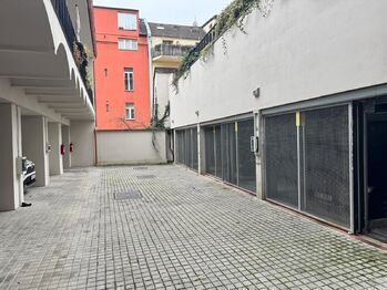 Pronájem garážového stání, Praha 5 - Smíchov