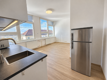 pokoj s kuchyňskou linkou - Pronájem bytu 1+kk v osobním vlastnictví 27 m², České Budějovice