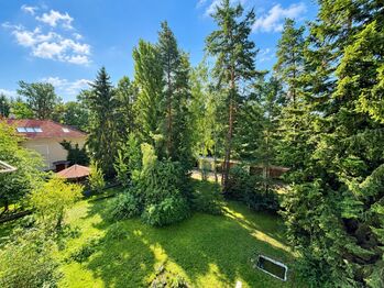 Výhled z obývací místnosti, balkónu na zahradu - Pronájem bytu 3+1 v osobním vlastnictví 67 m², Praha 9 - Klánovice