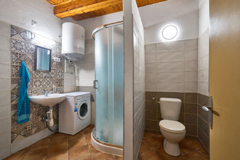 koupelna se sprchovým koutem a toaletou - Prodej chaty / chalupy 80 m², Liberk