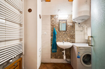koupelna se sprchovým koutem a toaletou - Prodej chaty / chalupy 80 m², Liberk