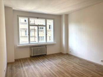 Obývací část - Pronájem bytu 1+1 v osobním vlastnictví 55 m², Praha 8 - Libeň
