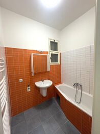 Koupelna - Pronájem bytu 1+1 v osobním vlastnictví 55 m², Praha 8 - Libeň