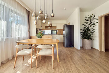 obývací pokoj + kk - Prodej domu 226 m², Sibřina