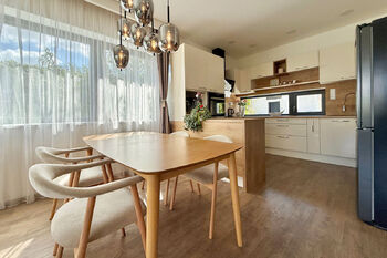 obývací pokoj + kk - Prodej domu 226 m², Sibřina