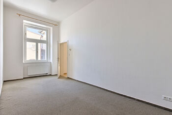 Obývací pokoj - Prodej bytu 1+1 v osobním vlastnictví 33 m², Praha 6 - Dejvice