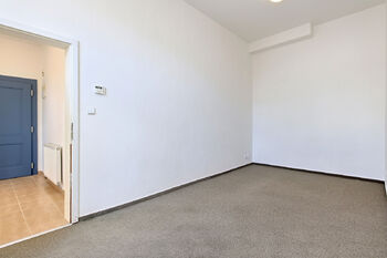 Obývací pokoj - Prodej bytu 1+1 v osobním vlastnictví 33 m², Praha 6 - Dejvice