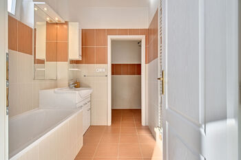 Koupelna - Prodej bytu 1+1 v osobním vlastnictví 33 m², Praha 6 - Dejvice