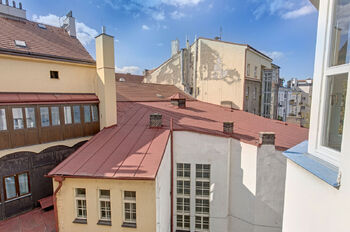 Pohled z obývacího pokoje - Prodej bytu 1+1 v osobním vlastnictví 33 m², Praha 6 - Dejvice