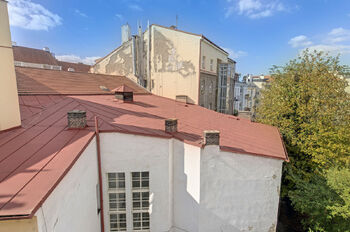 Pohled z kuchyně - Prodej bytu 1+1 v osobním vlastnictví 33 m², Praha 6 - Dejvice
