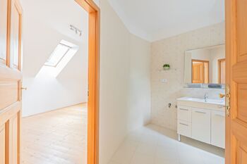 koupelna v patře - Prodej domu 165 m², Senec