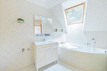 koupelna v patře - Prodej domu 165 m², Senec