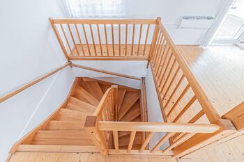 dřevěné schodiště do patra - Prodej domu 165 m², Senec