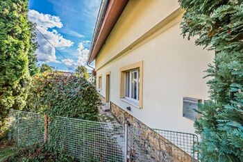 vstup na předzahrádku - Prodej domu 165 m², Senec