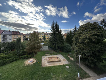 Výhled z balkónu - Pronájem bytu 2+1 v osobním vlastnictví 59 m², Brno