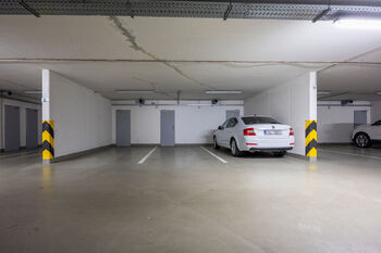 Garážové stání - Prodej bytu 2+kk v osobním vlastnictví 58 m², Praha 9 - Letňany