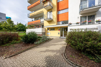 Vchod do domu - Prodej bytu 2+kk v osobním vlastnictví 58 m², Praha 9 - Letňany