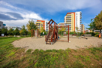 Okolí domu - Prodej bytu 2+kk v osobním vlastnictví 58 m², Praha 9 - Letňany