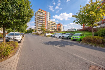 Okolí domu - Prodej bytu 2+kk v osobním vlastnictví 58 m², Praha 9 - Letňany