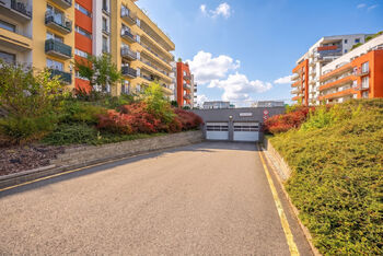 Vjezd do garáže - Prodej bytu 2+kk v osobním vlastnictví 58 m², Praha 9 - Letňany