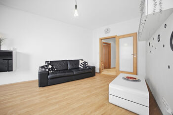 Obývací pokoj + kuchyně - Prodej bytu 2+kk v osobním vlastnictví 58 m², Praha 9 - Letňany