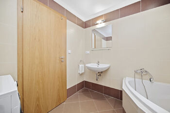 Koupelna + WC - Prodej bytu 2+kk v osobním vlastnictví 58 m², Praha 9 - Letňany