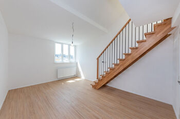 7. Obývací pokoj v 7. NP a schodiště do 8. NP - Prodej bytu 3+kk v osobním vlastnictví 72 m², Praha 3 - Žižkov