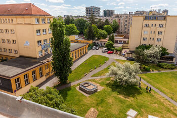 13. Výhledy z bytu v 7. NP - Prodej bytu 3+kk v osobním vlastnictví 72 m², Praha 3 - Žižkov